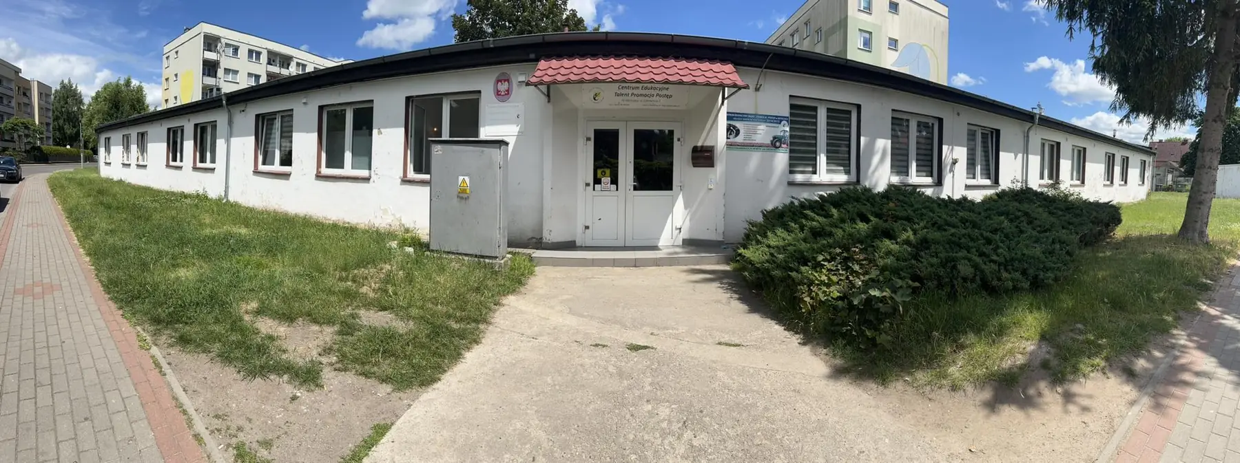 Parterowy budynek szkoły przy ul. Cukrowniczej 2 w Gryficach, widok panoramiczny od strony chodnika
