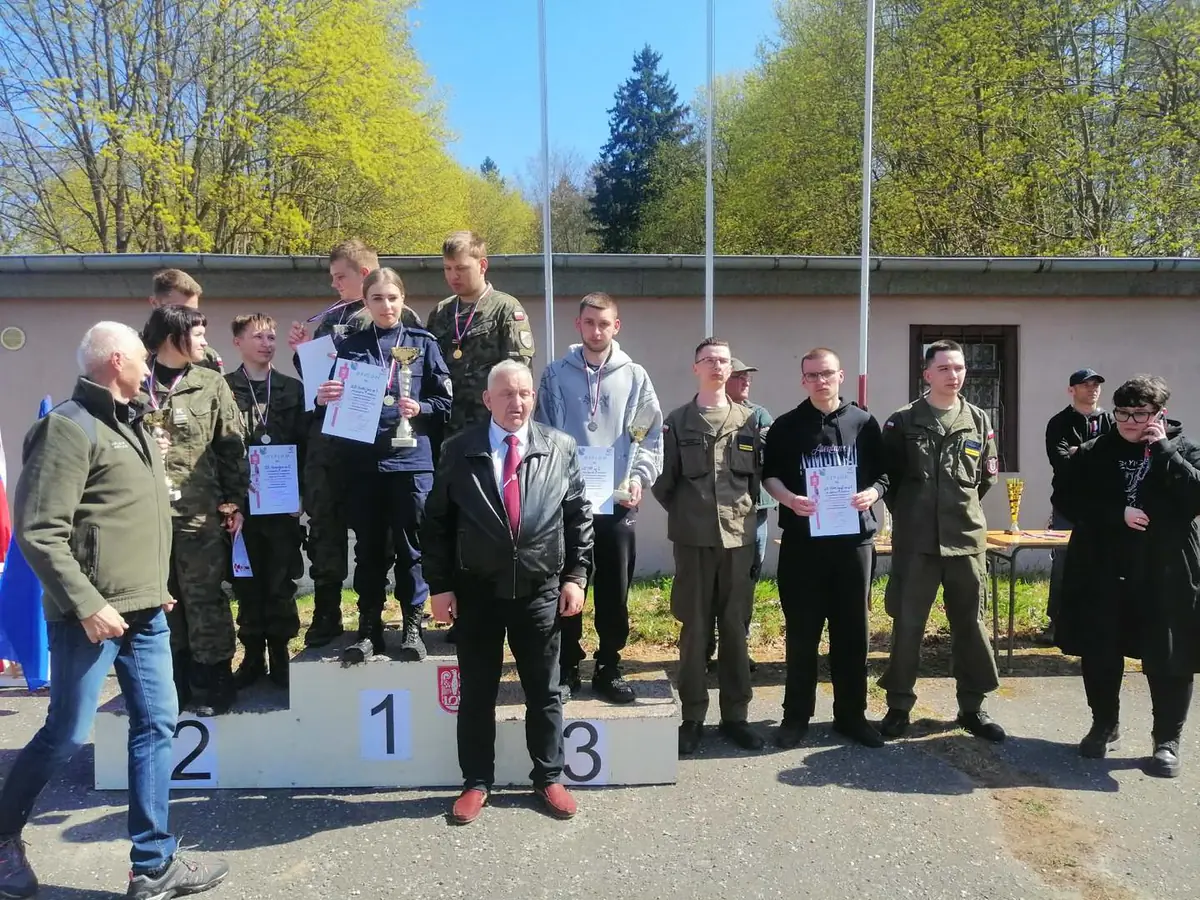 Uczestnicy Szkolnej Ligi Strzeleckiej na podium podczas dekoracji
