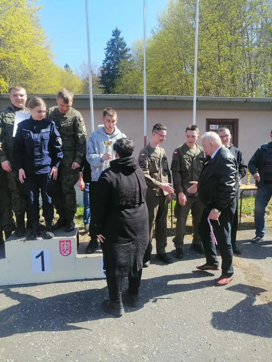 Dekoracja drużyn na zakończenie Szkolnej Ligi Strzeleckiej