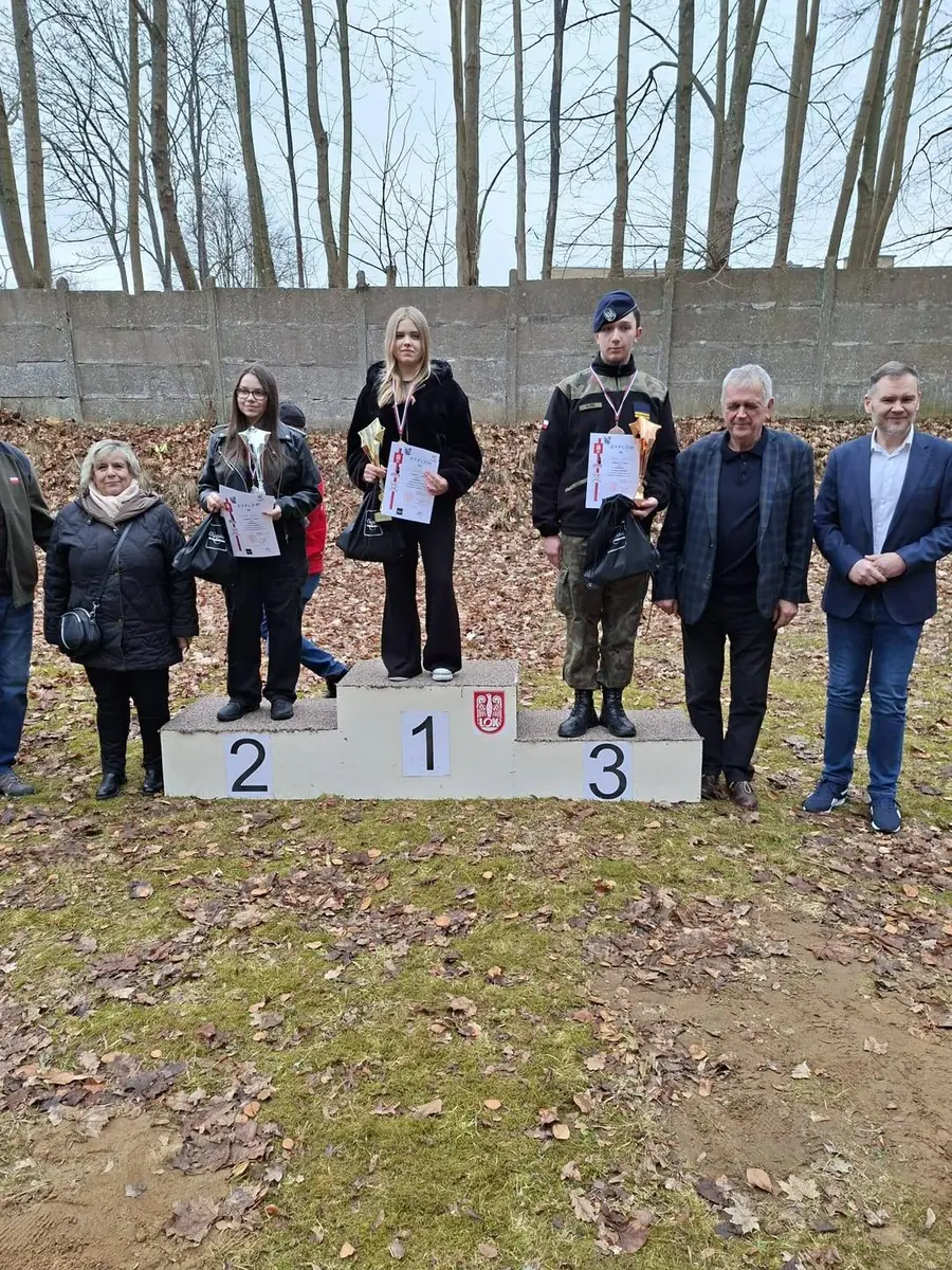 Zawodnicy na podium po zawodach strzeleckich III Memoriału im. Mariana Radeckiego