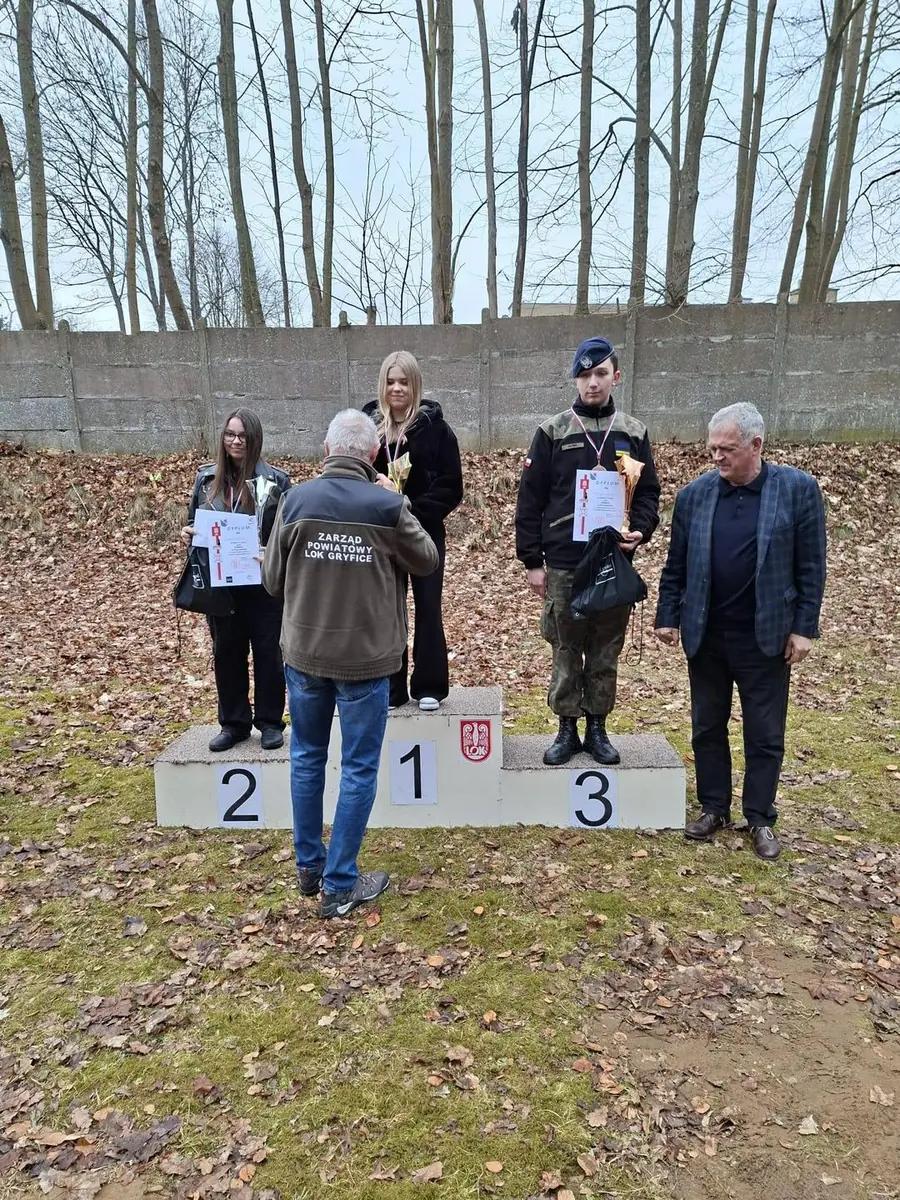 Dekoracja zawodników na podium na strzelnicy w Gryficach