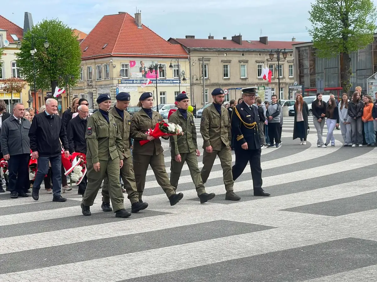 Kadeci niosą kwiaty przez plac podczas obchodów Narodowego Dnia Zwycięstwa