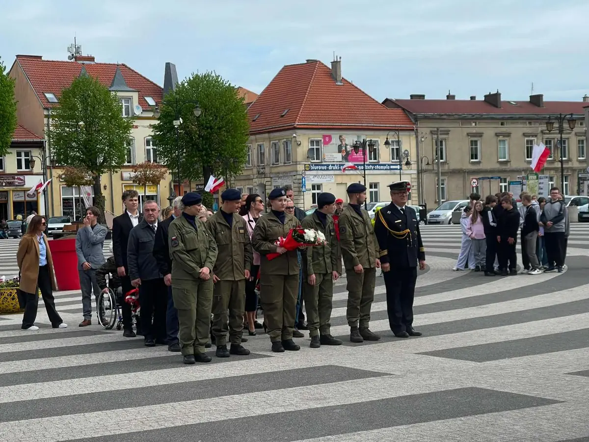 Kadeci w szeregu na placu w centrum Gryfic