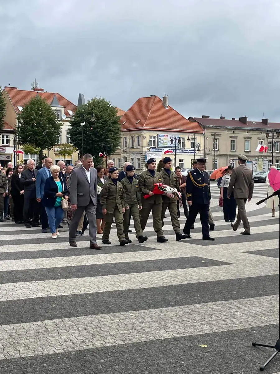 Kadeci idą z kwiatami na apelu 1 września na Placu Zwycięstwa