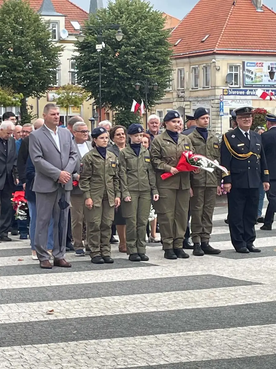 Kadeci wśród uczestników uroczystości na placu w Gryficach