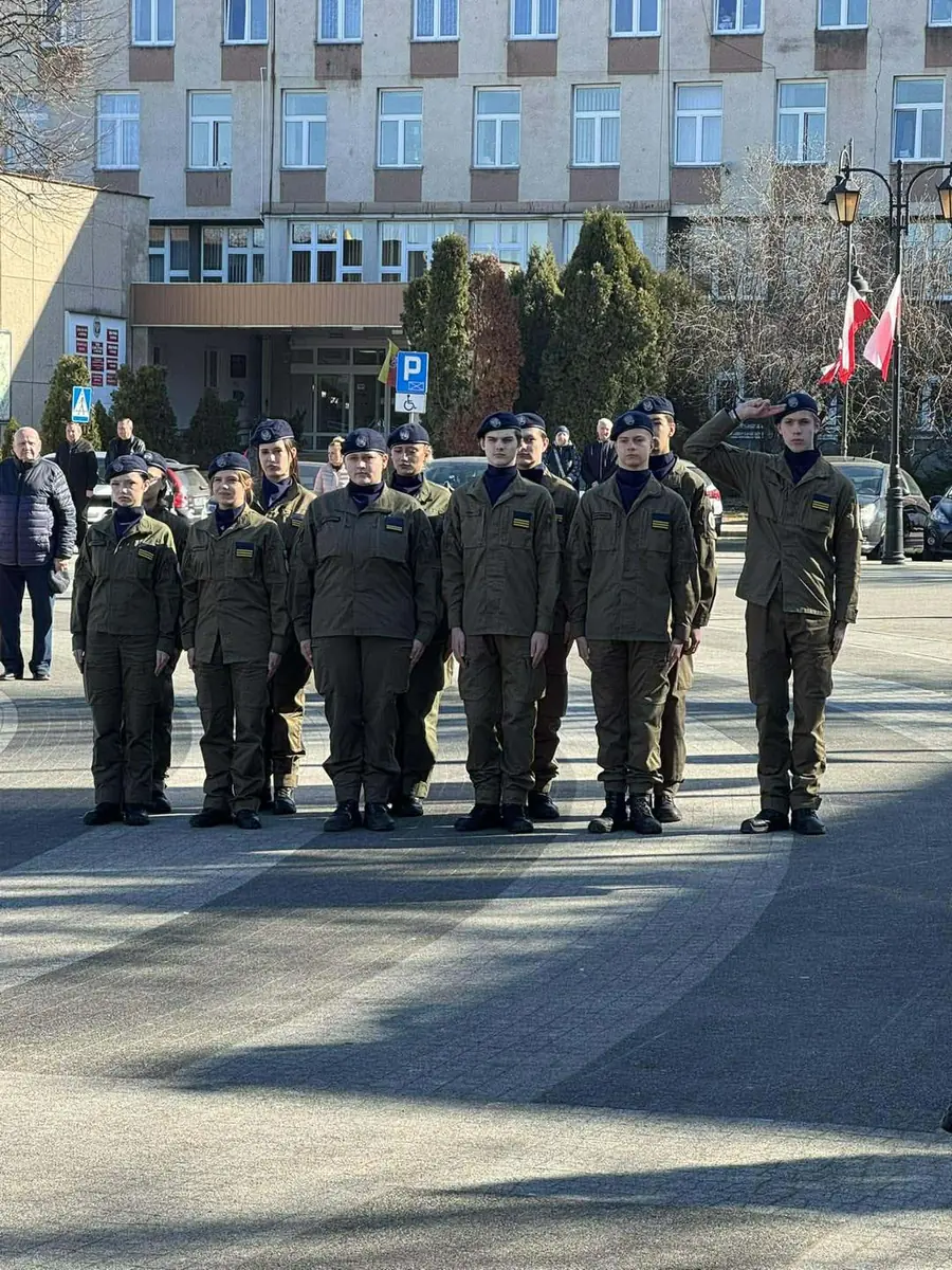 Szereg kadetów oddziału przygotowania wojskowego na Placu Zwycięstwa w Gryficach