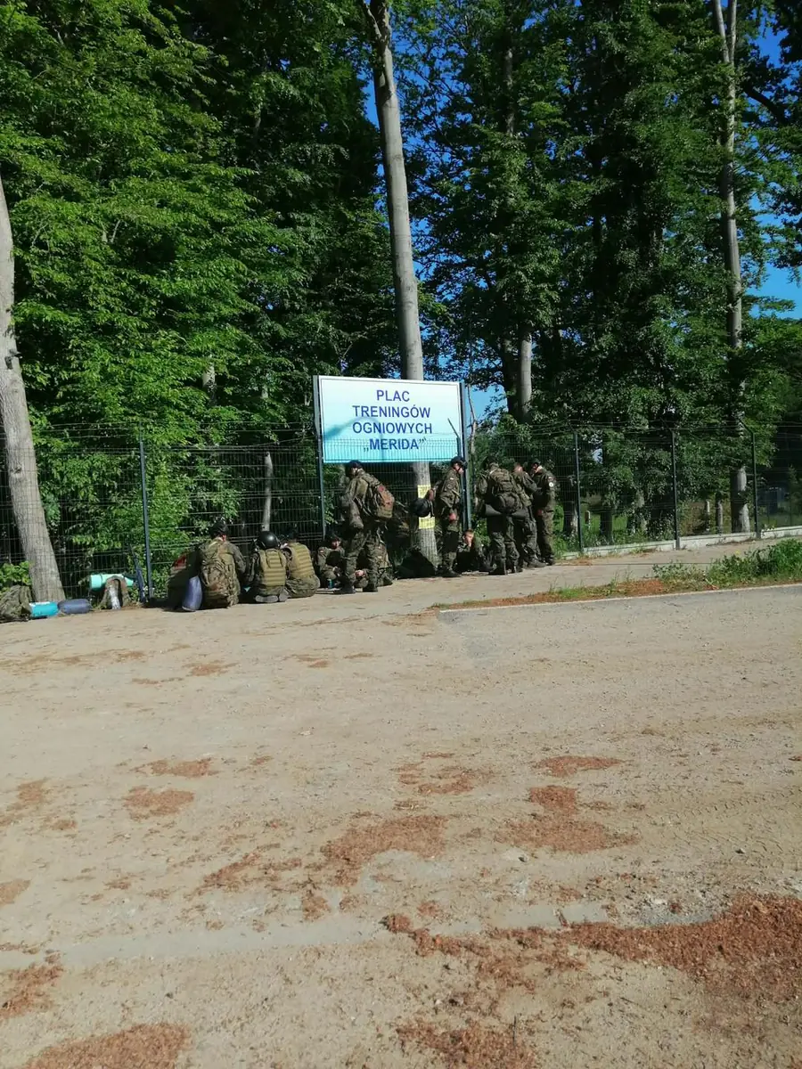 Kadeci na placu szkoleniowym w lesie podczas zajęć w terenie