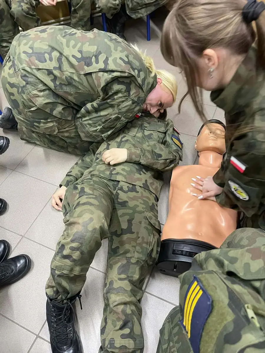 Kadetka ćwiczy resuscytację na fantomie